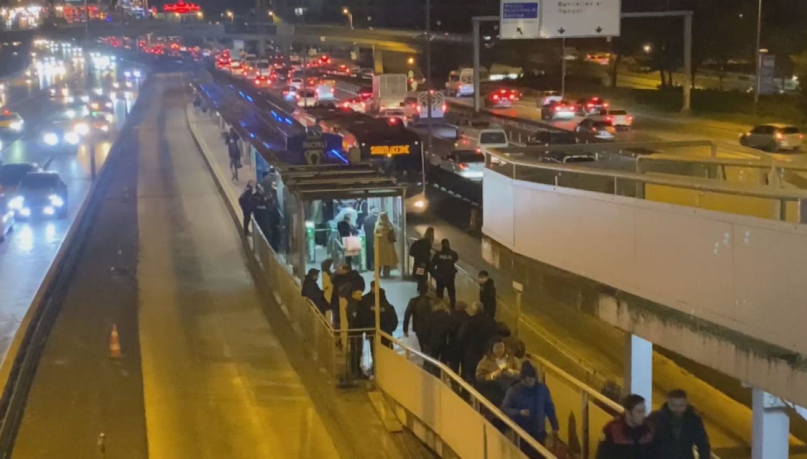 Metrobüste korku dolu anlar: Tabanca ile rastgele ateş etti