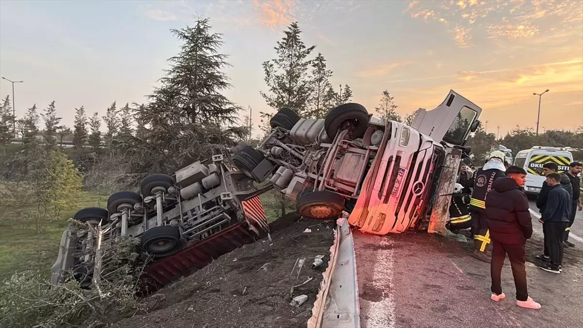 anadolu otoyolunda tir devrildi 7IAJeGA7.jpg
