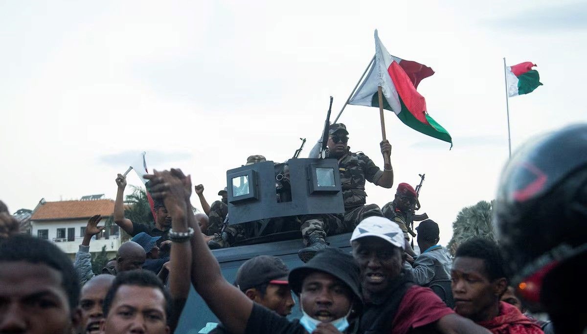 madagaskarda ordu bolundu cumhurbaskanina karsi darbe girisimi iddiasi XcecrsRC.jpg