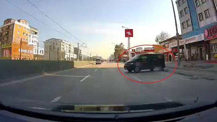 el frenini cekmeyi unuttu minibus ana yola uctu OVuuAcyv.jpg