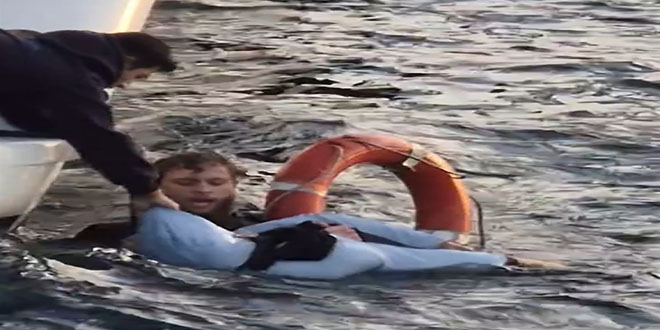 istanbul bogazinda insanlik dersi vapurdan dusen turisti baska bir turist kurtadirdi BKM2LTsV.jpg