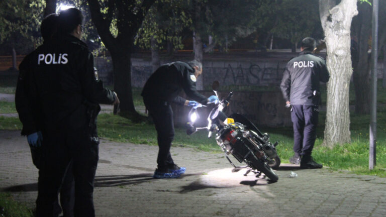 kayseride-parkta-silahli-ve-bicakli-kavga-2-yarali-H2Hjetnd