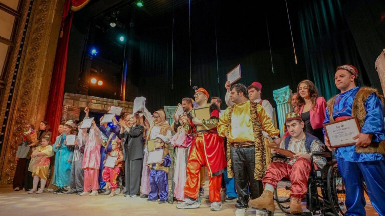 beyoglunda-sanat-engel-tanimadi-tarihi-sahnede-ozel-performans-aYplO8I8