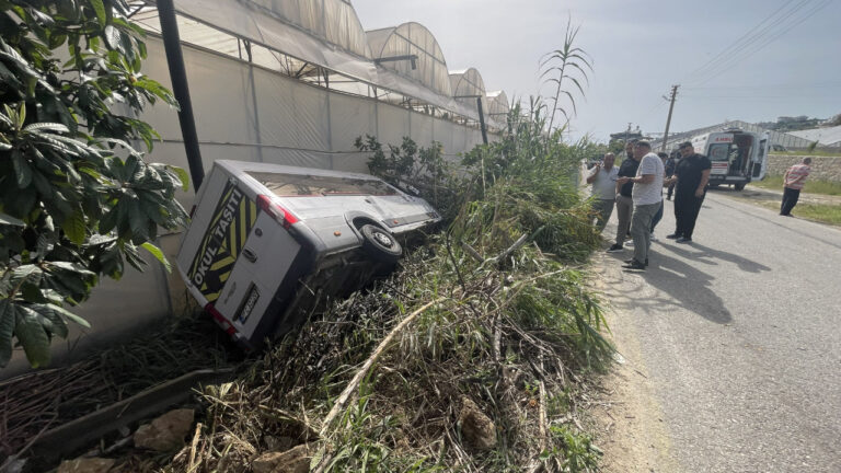 kedileri-kurtarayim-derken-servis-sarampole-yuvarlandi-6-ogrenci-yarali-NHZjMKOK