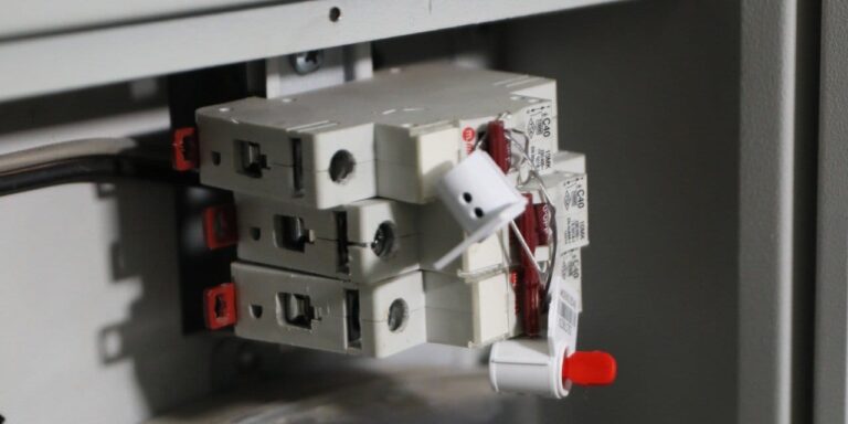 tek-bir-kisinin-borcu-tum-binaya-kesildi-6-gunluk-elektrik-kesintisine-suc-duyurusu-XxZzsG8v