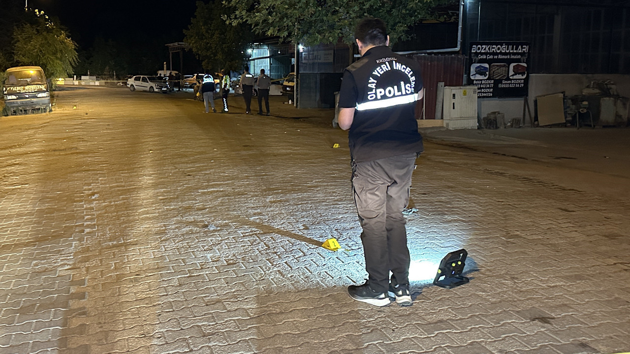 Esnaflarin kavgasi kanli bitti usakta eline silahi alan ates etti 13 yarali wpx7b3Lx